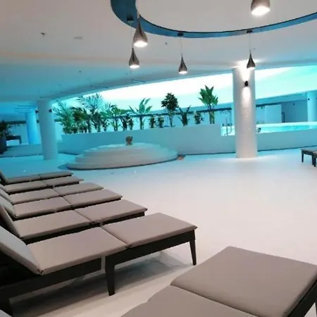 Hanza Tower Club Family Sauna & Pool & Jacuzzi Apartament